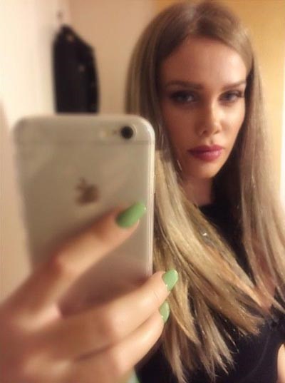 صورة: نيكول سابا تخطف أنظار جمهورها بأظافرها "الخضراء"