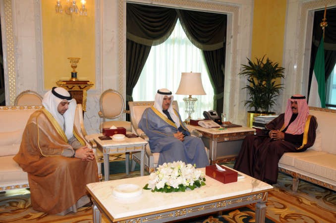 سمو ولي العهد لدى استقباله الشيخ سلمان الحمود والشيخ محمد العبدالله 