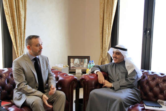 الشيخ د احمد ناصر المحمد مستقبلا السفير الفرنسي 