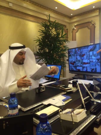 صالح عبيد العنزي يتابع العمل من خلال كاميرات مراقبة