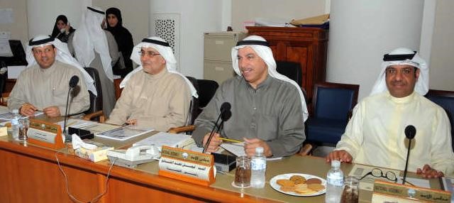 احمد القضيبي وفيصل الشايع واحمد لاري وفيصل الكندري اثناء اجتماع اللجنة