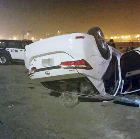 مركبة المواطن بعد انقلابها على الدائري السادس﻿