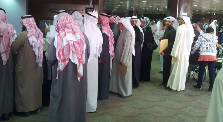 بعد ارتفاع سعر سهم VIVA في بورصة الكويت امس الى مستوى 750 فلسا كان هناك اقبال كبير على البيع من قبل المتعاملين ويظهر في الصورة اصطفاف من لديهم الرغبة في البيع امام مكاتب شركات الوساطة لاتمام عملية البيع وهو ما دفع السهم للانخفاض من 750 الى 650 فلسا ﻿