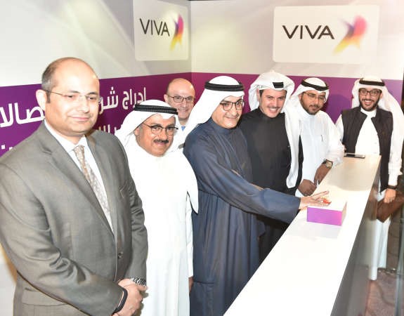 عادل الرومي وسلمان البدران خلال دق الجرس ايذانا ببدء تداول سهم VIVA﻿
