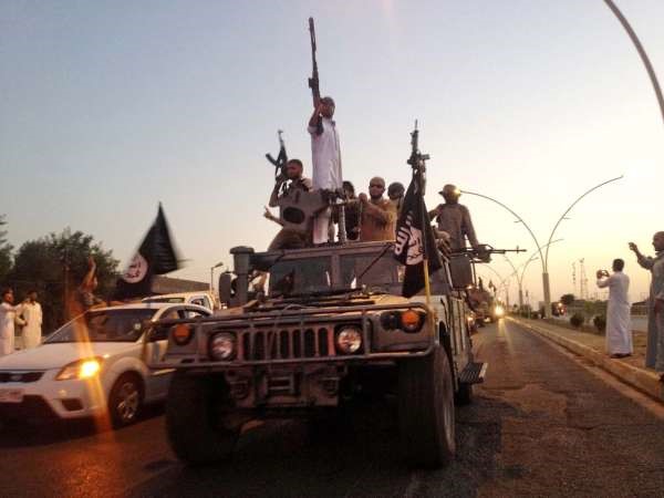 صورة ارشيفية لعناصر من داعش يستعرضون قوتهم على ناقلة غنموها من الجيش العراقي في الموصل	اپ ﻿