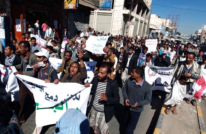 جانب من تظاهرة تطالب باخراج الميليشيات المسلحة من صنعاء ومدن يمنية امس الاولافپ﻿