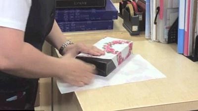 بالفيديو.. تعلم طريقة تغليف الهدية في 12 ثانية