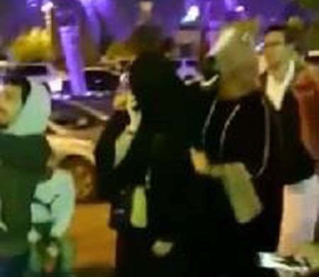 بالفيديو.. فتاة تتجول في الرياض مرتديةً قناع حمار.. وشباب مندهشون يلاحقونها للسخرية منها