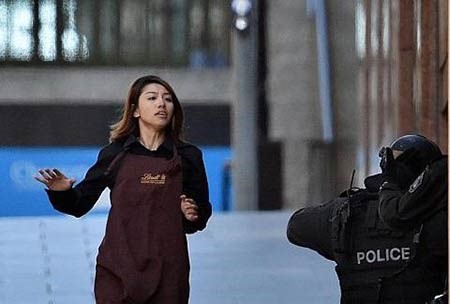 بالفيديو والصور.. «لاجئ ايراني» يحتجز رهائن في مقهى بسيدني ويجبرهم على رفع علم «داعش» .. وفرار 5