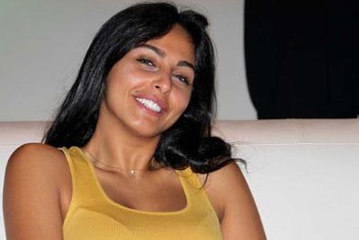 شاهد: عبارة بالفصحى على جسد ميس حمدان تثير تساؤلات الجمهور