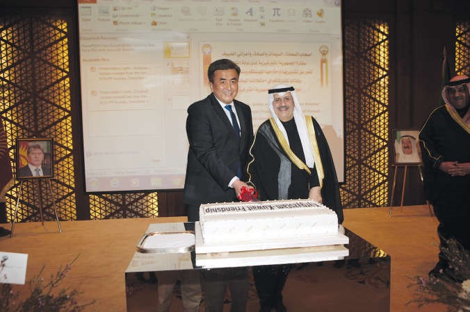 السفير محمد المجرن الرومي وسفير قيرغيزستان يوسف بيك شاريبوف يقطعان كيكة الاحتفال ﻿