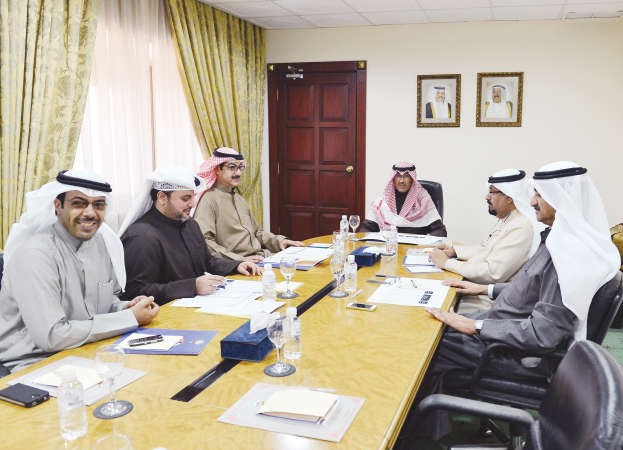 الشيخ فواز الخالد خلال اجتماعه مع لجنة الاحتفال بالعيد الوطني﻿