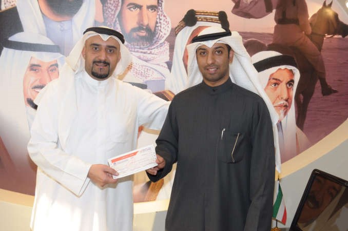  مشاري العمر يسلم عبدالمحسن حاجي شيك مشاركة تعاونية السرة في معرض لها ذخر 