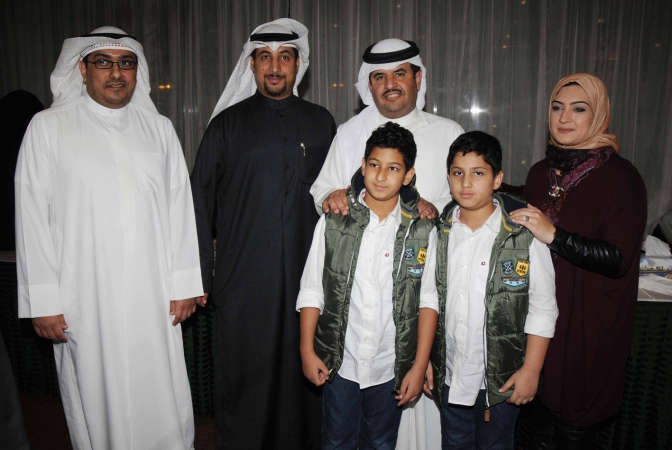 الشيخ دعيج الخليفة يكرم احمد علي ومحمد ثامر
