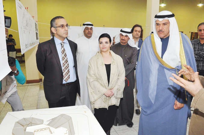 الشيخ سلمان الحمود والشيخة عالية الجابر ودمحمد الجسار خلال جولتهم بالمتحف