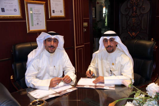  يوسف الامير خلال توقيع العقد﻿