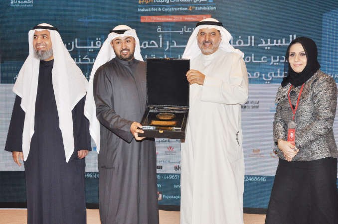 دعادل الصبيح مكرما احد الرعاةاحمد علي