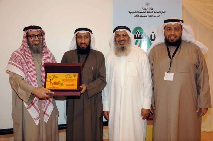 خالد الخراز ود محمد الراشد وبندر الحسيني يكرمون هادي المري﻿