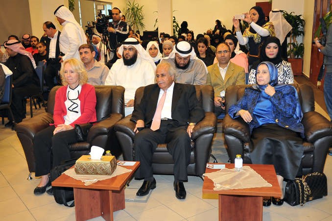 دعبداللطيف البدر ودحياة الحجي خلال المحاضرةاسامة ابوعطية﻿
