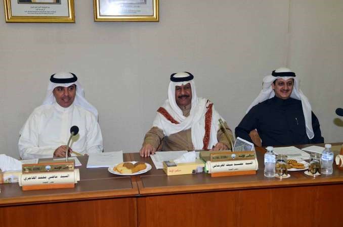 فارس العتيبي وحمد سيف وماضي الهاجري اثناء الاجتماع