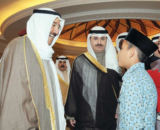 صاحب السمو خلال حديثه مع احد الاطفال المشاركين ﻿