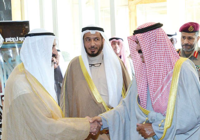سمو ولي العهد الشيخ نواف الاحمد مصافحا احمد سعد الجاسر﻿
