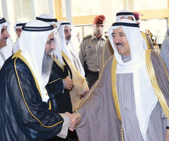 صاحب السمو مصافحا احد مستقبليه ﻿