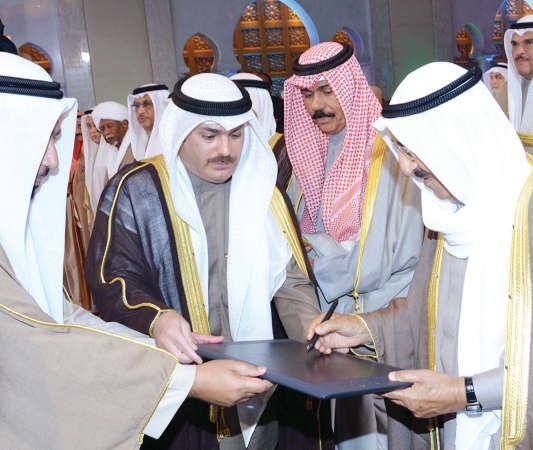 صاحب السمو الامير يسجل كلمة في سجل الهيئة الخيرية ﻿