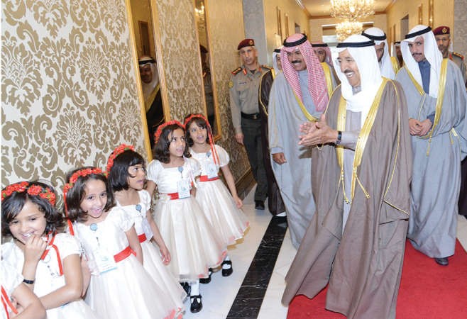 صاحب السمو الامير يحيي مجموعة من الزهرات بحضور سمو ولي العهد ومرزوق الغانم ﻿