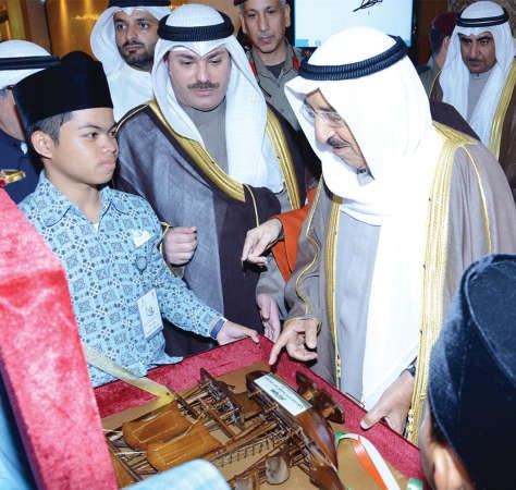 صاحب السمو الامير يتسلم هدية تذكارية خلال المؤتمر ﻿