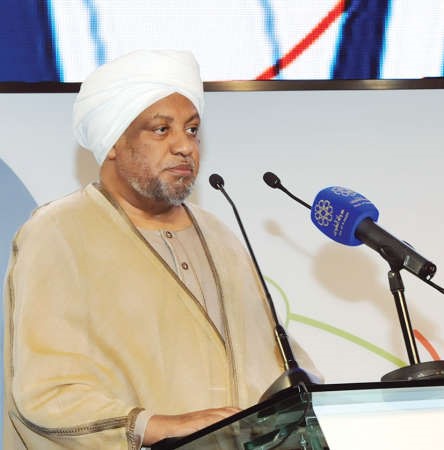 د عصام البشير متحدثا ﻿