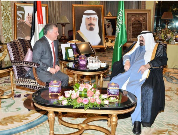 خادم الحرمين الملك عبد الله بن عبد العزيز مستقبلا العاهل الاردني الملك عبد الله الثاني في الرياضواس