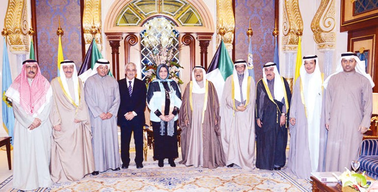 صاحب السمو الامير الشيخ صباح الاحمد متوسطا اعضاء مجلس ادارة مؤسسة الكويت للتقدم العلمي﻿