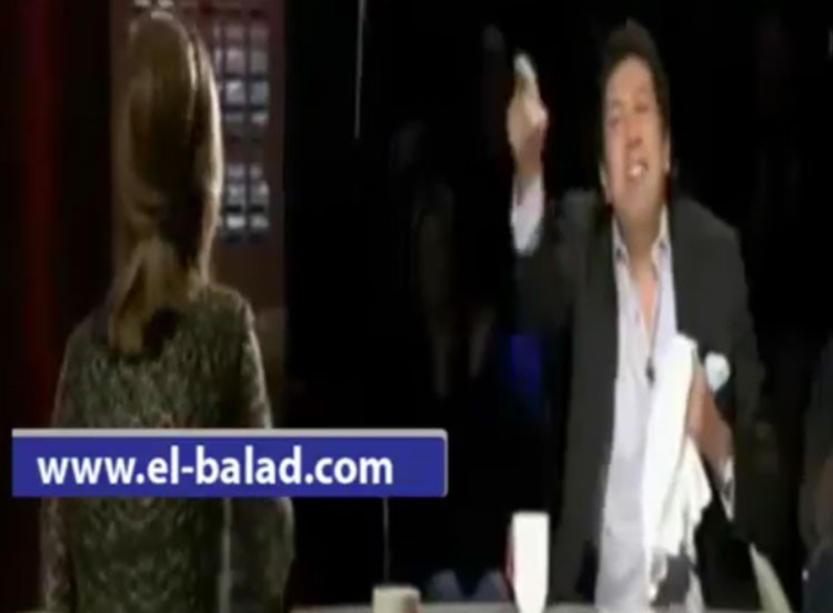بالفيديو.. هاني رمزي يهدي وفاء الكيلاني"ملابس داخلية" على الهواء