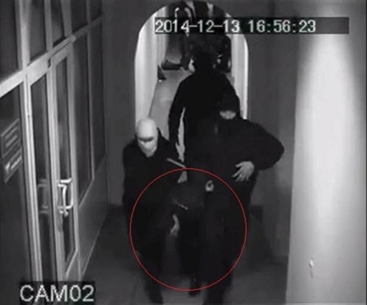 بالفيديو.. لحظة خطف مسلحين لنائب رئيس بنك اوكراني 