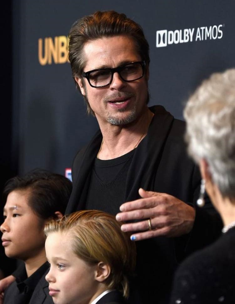 بالصور.. براد بيت وأطفاله في قمة الأناقة في عرض Unbroken.. وأنجلينا جولي تغيب