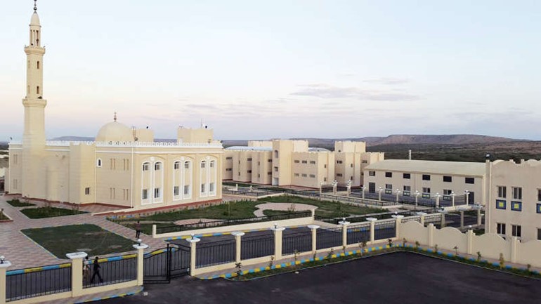 مجمع الكويت الخيري التعليمي في هرجيسيا صرح كبير 