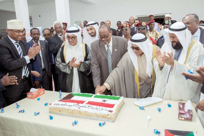رئيس جمهورية ارض الصومال ودابراهيم الصالح وعدد من الحضور يقطعون كعكة الاحتفال
