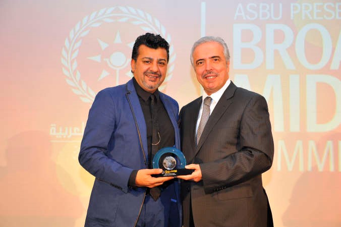 محمد الحاج يتسلم الجائزة ﻿