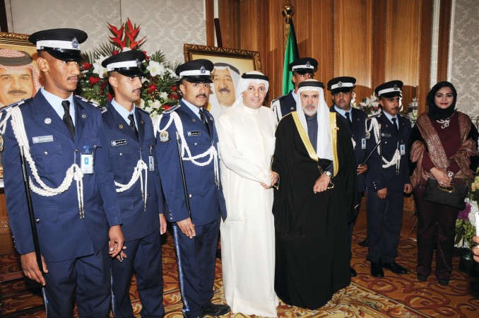 السفير البحريني الشيخ خليفة ال خليفة والعقيد حمد المبارك وعدد من الطلبة العسكريين﻿