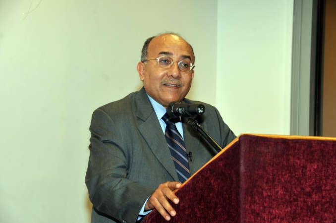 د عبدالله الشايجي متحدثا خلال الندوة محمد هاشم