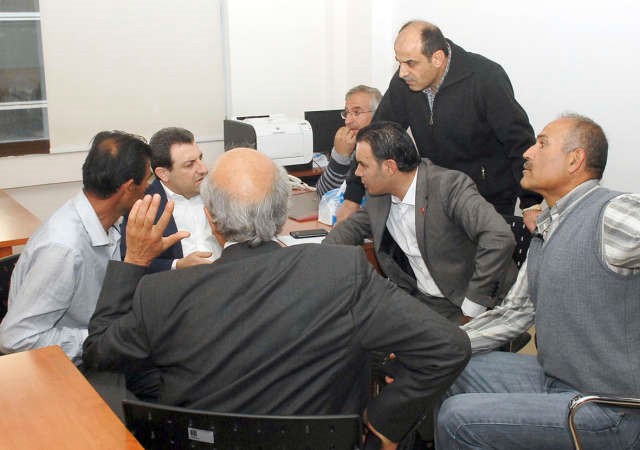 الوزير وائل ابو فاعور مجتمعا باهالي العسكريين المخطوفين محمود الطويل