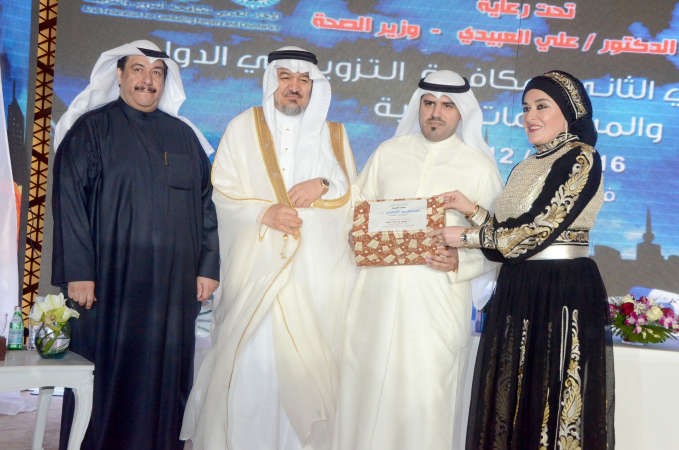  الشيخة نوال الحمود ودتوفيق بن خوجة ودعمر السيد يكرمون الزميل عبد الكريم العبد الله ﻿