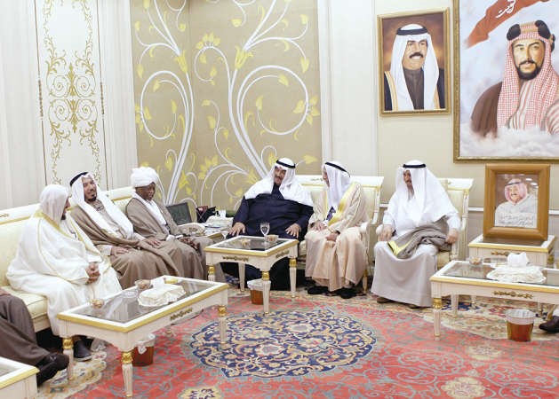 سمو الشيخ ناصر المحمد خلال استقباله المشير عبدالرحمن سوار الذهب وجمعة الماجد ودعبدالله المصلح بحضور دعبدالله المعتوق ﻿