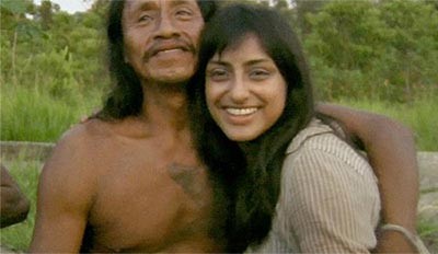 بالصور.. منتجة أفلام عشرينية تغادر لندن لتتزوج رجل أدغال ستيني