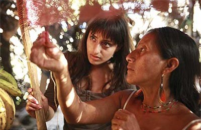 بالصور.. منتجة أفلام عشرينية تغادر لندن لتتزوج رجل أدغال ستيني