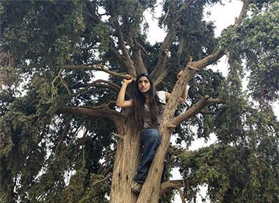 بالصور.. منتجة أفلام عشرينية تغادر لندن لتتزوج رجل أدغال ستيني