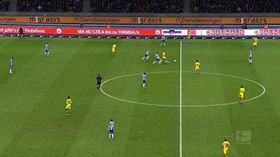 بالفيديو .. فريق كرة قدم يعطل اللعب لتمكين لاعب منافس من ارتداء حذائه!