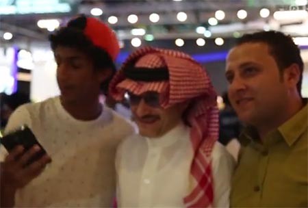 بالفيديو.. "شبيه الأمير الوليد" يُدهش الجميع ويتجول بمعرض السيارات بجدة وسط ملاحقات الزوار له