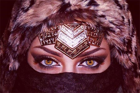 بالصور.. تعرف على "العمانية" صاحبة أجمل عيون ساحرة في العالم